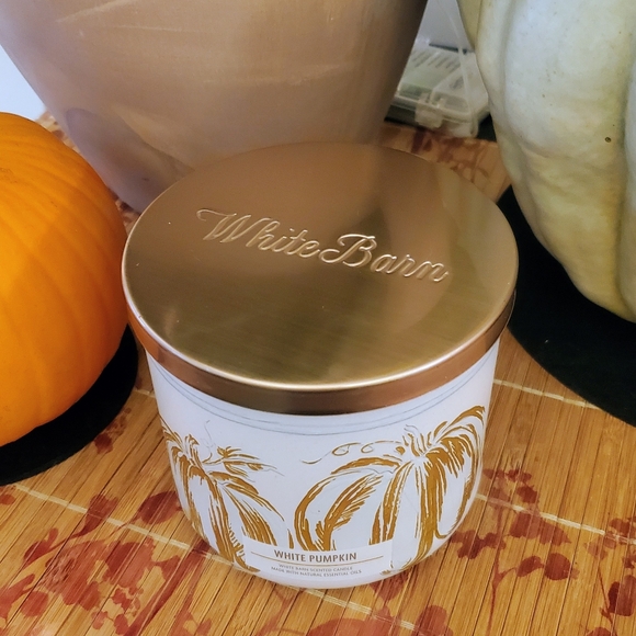 White Barn - Gingered White Pumpkin Carmel Glaze Candle - White / Gold NWT - Picture 6 of 6